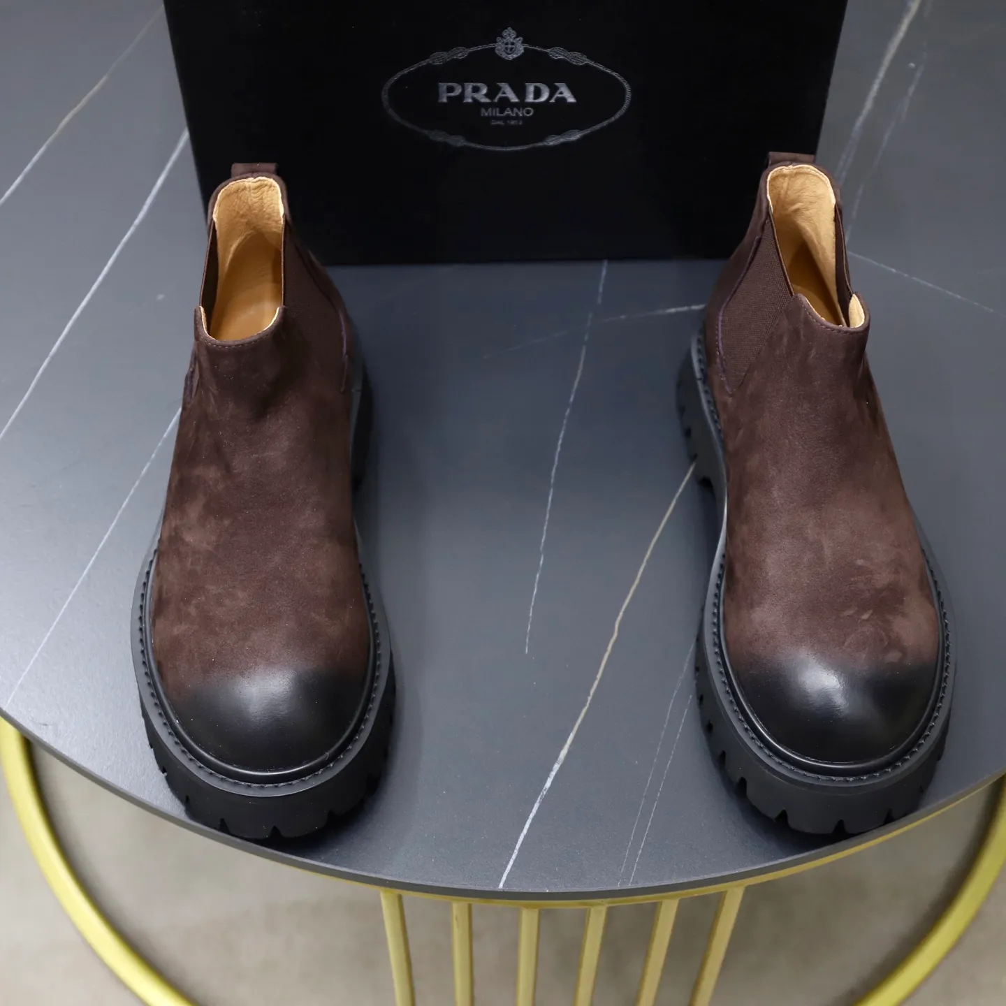 Men's shoes: 580💰🙅‍♂️🙅‍♂️🙅‍♂️ Brand: PRADA Standard code: 38-44 (45 customized) Grade: Same as the official website Material: Original high-grade high-mercerized light Comfortable and breathable pigskin lining Non-slip soft wear-resistant outsole Style category: Men's fashionable casual boots Distinguished luxury brand elements Top luxury Color: actual picture color